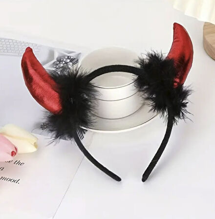 Kırmızı Şeytan Parlak Peluş Boynuzlu Tüy Detaylı Taç – Cadılar Bayramı Kostüm Aksesuarı
