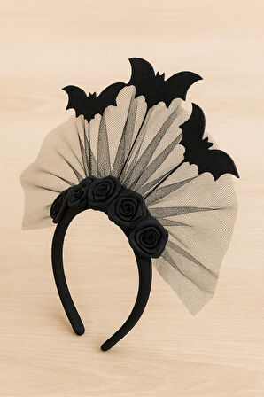 Cadılar Bayramı Siyah Gül ve Yarasa Tüllü Taç – Gotik Kostüm Aksesuarı