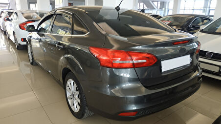 Ford Focus 2012+ Cam Rüzgarlığı