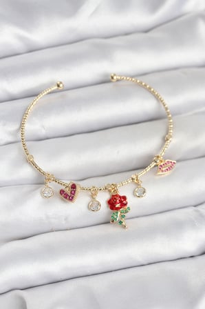 Gül Charmlı Gold Renk Pirinç Kadın Bileklik - TJ-BB8043