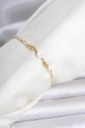Pirinç Gold Renk Çiçek Model Su Yolu Kadın Bileklik