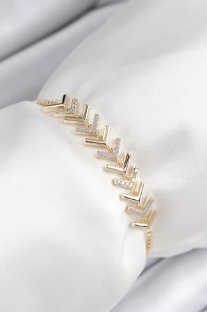 Pirinç Zirkon Taşlı Sıralı Ok Model Gold Renk Asansörlü Kadın Bileklik TJ-BB7457