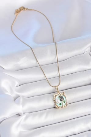 316L Çelik Gold Renk Zincir Mavi Mineli Çiçek İşlemeli İnci Detay Portre Model Kadın Kolye - TJ-BKO10186