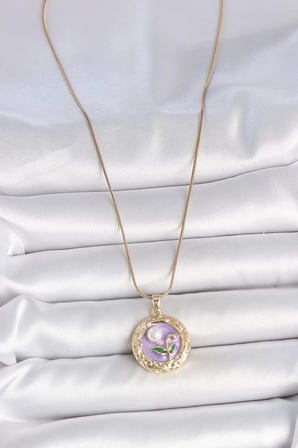 316L Çelik Gold Renk Zincir Mor Çiçek İşlemeli İnci Detay Potre Model Kadın Kolye - TJ-BKO10081