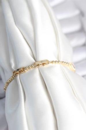 Pirinç Gold Renk Zirkon Taşlı Kalpli Model Kadın Bileklik - TJ-BB7967