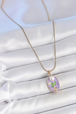 316L Çelik Gold Renk Zincir Mor Mineli Oval İncili Çiçek İşlemeli Portre Model Kadın Kolye - TJ-BKO10177