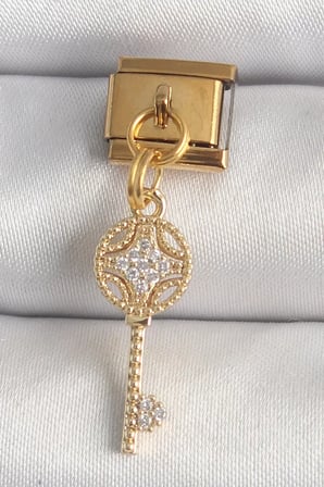 316L Çelik Gold Renk Sallantı Zirkon Taşlı Anahtar Model Nomination Charm - TJ-BC1347