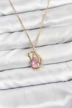 316L Çelik Zincir Gold Renk Pembe Kuğu Model Zirkon Taşlı Kadın Kolye - TJ-BKO10867