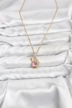316L Çelik Zincir Gold Renk Pembe Kuğu Model Zirkon Taşlı Kadın Kolye - TJ-BKO10867