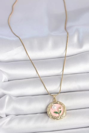 316L Çelik Gold Renk Zincir Pembe Çiçek İşlemeli inci Detay Portre Model Kadın Kolye - TJ-BKO10079