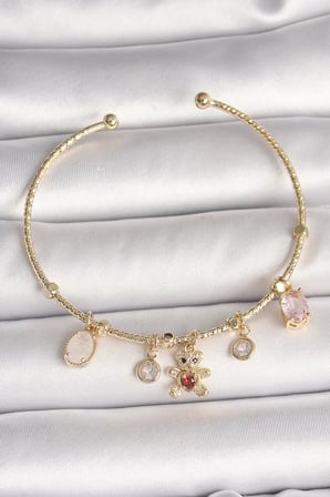 Pirinç Gold Renk Sallantı Zirkon Taşlı Ayıcık Figür Kırmızı Kalp Detay Charm Kadın Bileklik - TJ-BB6896