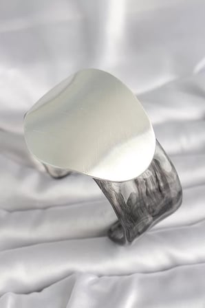 Siyah Mermer Desen Akrilik Pilastik Gümüş Plaka Model Vintage Kadın Bilezik - TJ-BB6669