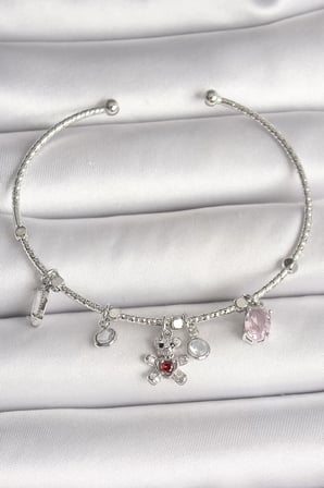 Pirinç Gümüş Renk Sallantı Zirkon Taşlı Ayıcık Figür Kırmızı Taş Detay Charm Kadın Bileklik - TJ-BB6912