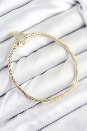 Pirinç Charm Zirkon Taşlı Taç Model Gold Renk Kadın Bileklik - TJ-BB7808