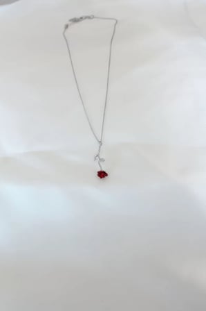 Gümüş Kaplama Kırmızı Gül Figürlü Kadın Kolye - TJ-BKO6441