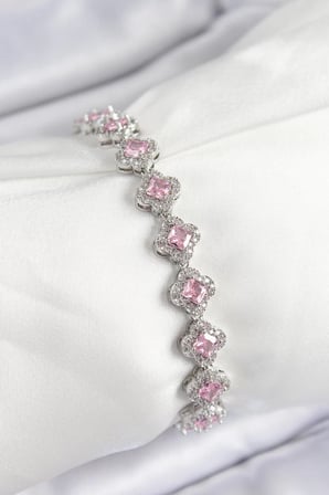 Pirinç Zirkon Taşlı Pembe Yonca Baget Model Gümüş Renk VIP Seri Kadın Bileklik - TJ-BB7505