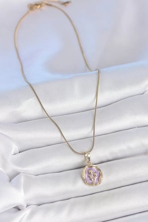 316L Çelik Gold Renk Zincir Mor Mineli Çiçek İşlemeli Portre Model Kadın Kolye - TJ-BKO10164