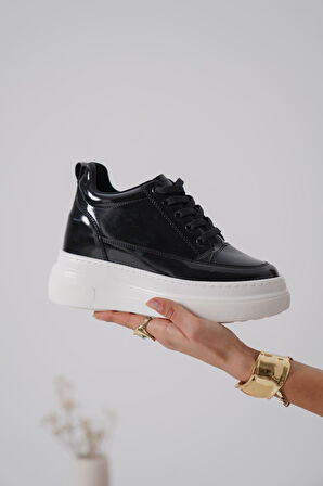 Alexis Premium Kadın Gizli Topuk Rugan Siyah Beyaz Spor Ayakkabı