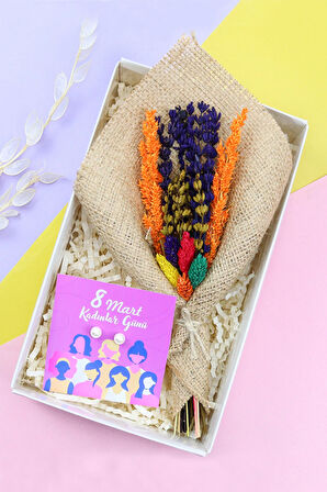 Kadınlar Gününe Özel Kurutulmuş Çiçek Buketi & İnci Küpe Hediye Seti