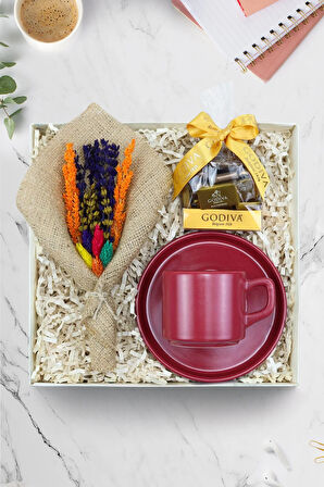 Kırmızı Fincan & Kurutulmuş Çiçek Buketi & Godiva Napoliten Çikolata Hediye Seti