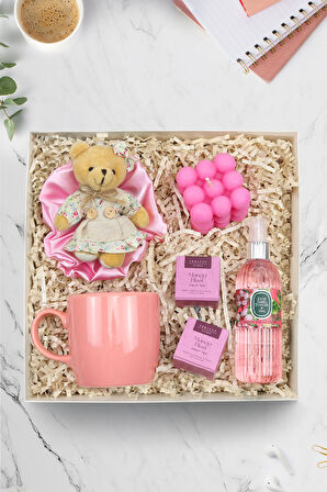 Pembe Kupa & Toka & Elbiseli Ayıcık Anahtarlık & 2'li Bitki Çayı & Pembe Bubble Mum Hediye Seti