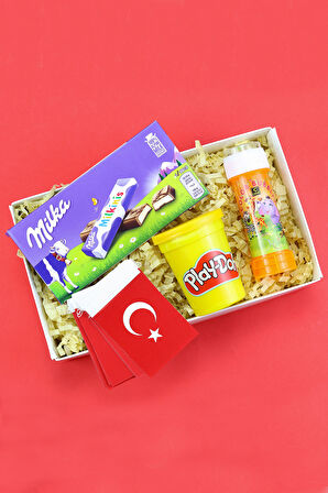 Asma Türk Bayrağı & Oyun Hamuru & Köpük Baloncuk & Milka Çikolata Hediye Seti