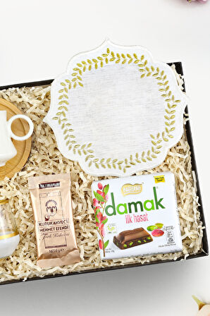 Beyaz Fincan & Türk Kahvesi & Kahve Yanı Su Kadehi ve Peçetesi & Damak Çikolata Hediye Seti