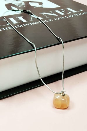 Kalsit Doğal Taşı Zincirli El Yapımı Kolye Uç: 1,5 cm Zincir: 20 cm Kutulu