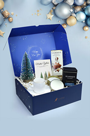 Gold Metal Kutulu Mum & Beyaz Fincan & Türk Kahvesi & Godiva Çikolata & Ahşap Zeminli Mini Çam Ağacı