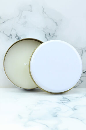 Gold Metal Kutulu Mum & Beyaz Fincan & Türk Kahvesi & Godiva Çikolata & Ahşap Zeminli Mini Çam Ağacı