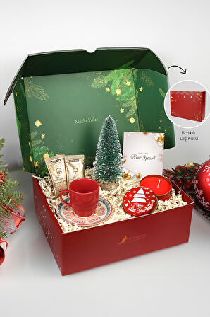 Kırmızı Desenli Fincan & Mini Çam Ağacı & 2'li Tek İçimlik Türk Kahvesi & Kutulu Mum Hediye Seti