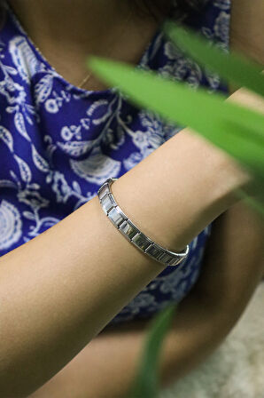 Çiftlere Özel 2'li Fincan & 2'li Bileklik Hediye Sepeti