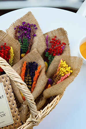 Pembe Çiçekli Kutusunda Çiçek Buketi & Lavi Çikolata & Çiçek Kupa Hediye Seti