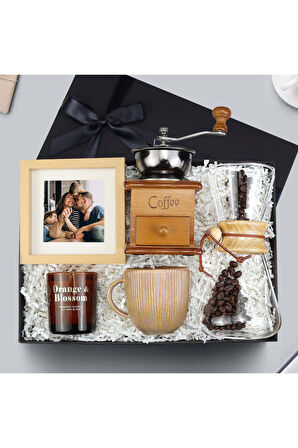 Kahve Öğütücü & Karaf & 13x13 cm Ahşap Paspartu & Kahverengi Porselen Kupa & Rakle Mum