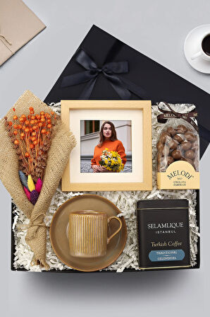 Buket Çiçek & Melodi Draje Çikolata & Ahşap Paspartu & Selamlıque & Turuncu Fincan Hediye Seti