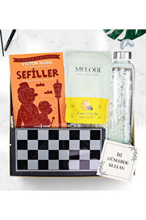 Sefiller Kitabı & Manyetik Satranç - Tavla - Dama & Cam Matara & Melodi Draje Hediye Seti