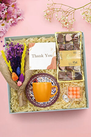 Çiçek Buketi & Turuncu Türk Kahvesi Fincanı & Özel Kutulu Bubble Mum & Vela Çikolata Hediye Seti