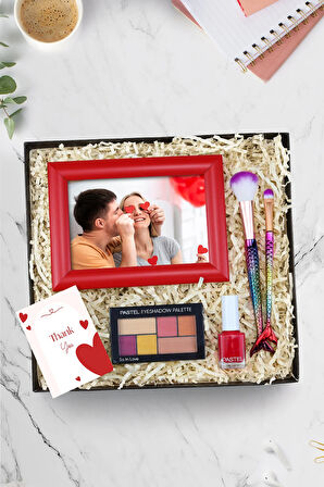 Kırmızı Çerçeve & Pastel Far Paleti & Pastel Oje & Makyaj Fırçası Hediye Seti