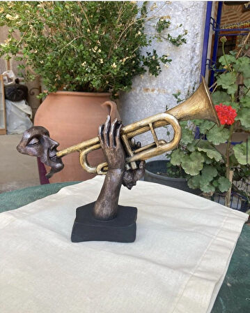 Trompet Çalan Eller Müzik Dekor Ürünü