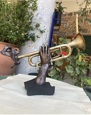 Trompet Çalan Eller Müzik Dekor Ürünü