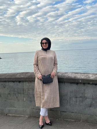 Modern Hakim Yaka Tesettür Kap – Çilek Kumaş Rahat Kesim