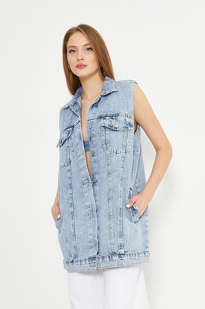 Açık Mavi Oversize Kot Yelek – Modern ve Zamansız Şıklık