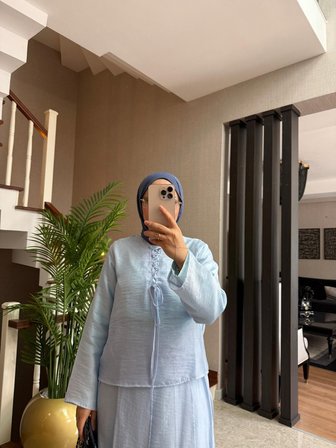 Zara Tensel Bağcık Detaylı Bluz ve Çok Parçalı Astarlı Etek Takımı – Bebe Mavisi & Bej