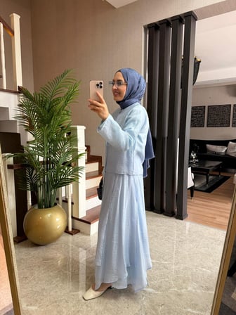 Zara Tensel Bağcık Detaylı Bluz ve Çok Parçalı Astarlı Etek Takımı – Bebe Mavisi & Bej