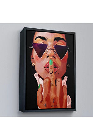 Ahşap Çerçeveli Parmak İşareti Yapan   Kadın Tablo-7747