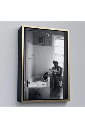 Ahşap Çerçeveli Küvetteki Kadına Kitap Okuyan Adam Tablosu-7815