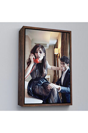 Ahşap Çerçeveli Telefon İle Konuşurken Sevgilisinin Ağzını Kapayan Kadın Tablosu-7934