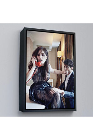 Ahşap Çerçeveli Telefon İle Konuşurken Sevgilisinin Ağzını Kapayan Kadın Tablosu-7934