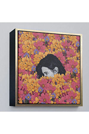 Ahşap Çerçeveli Çiçekler Arasındaki Kadın Tablosu-8319