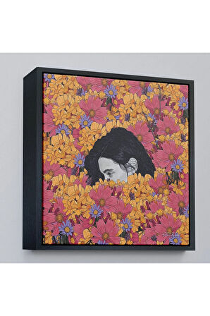 Ahşap Çerçeveli Çiçekler Arasındaki Kadın Tablosu-8319